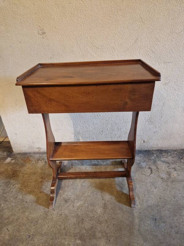 Nightstand or reading table in walnut from the Louis Philippe period, 19th century.