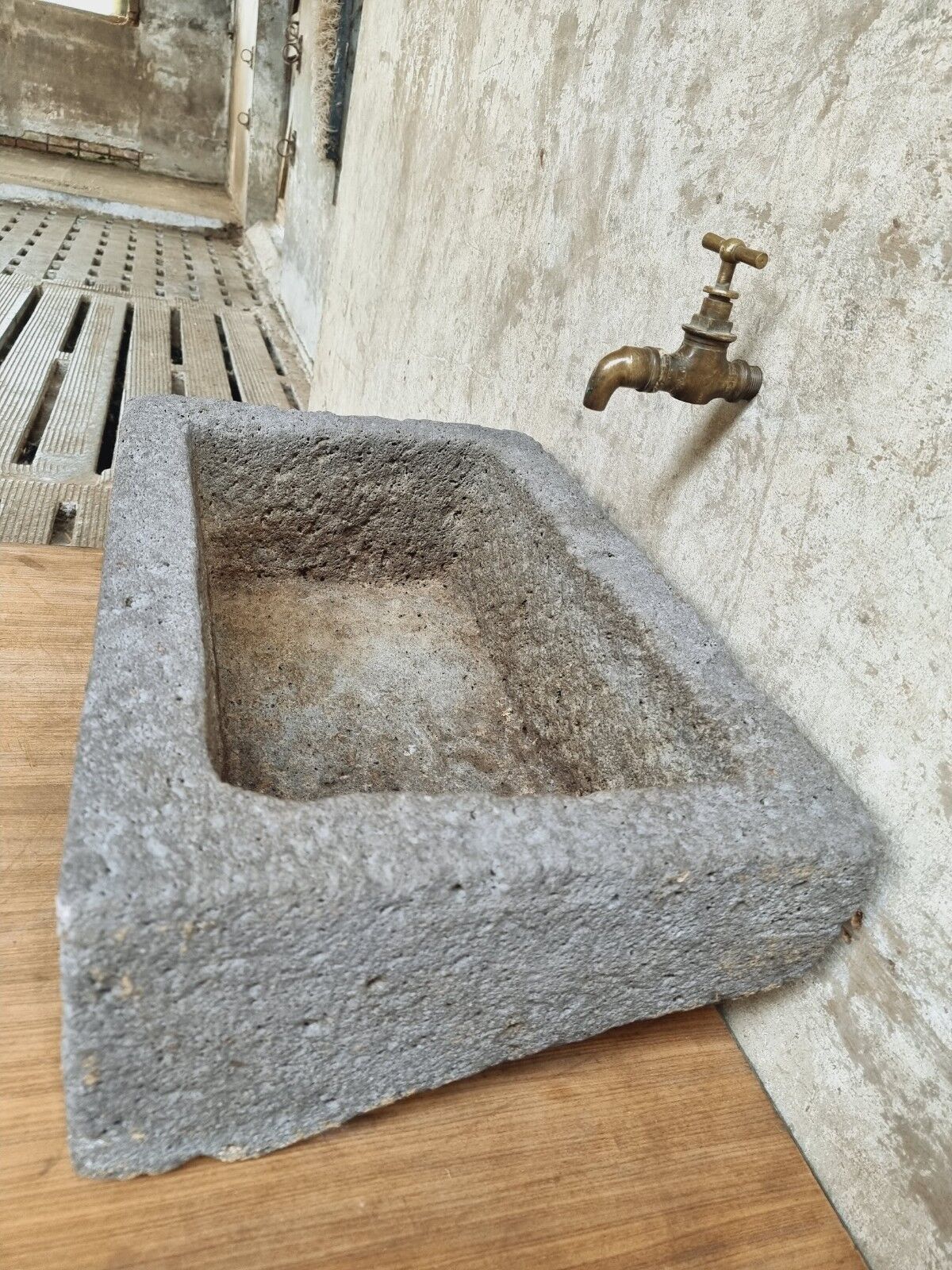 Auge en pierre lavabo antique français