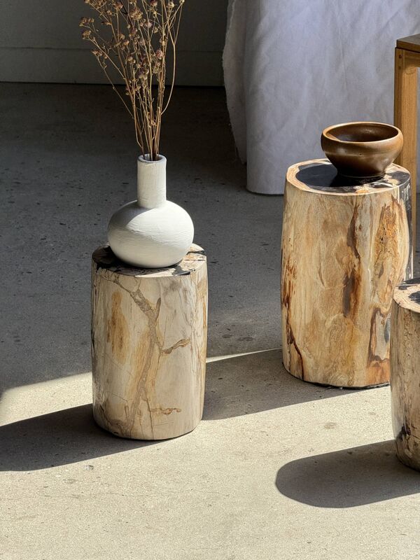 Petite table d'appoint en bois pétrifié blanche incrustée de noir H28 D18 -