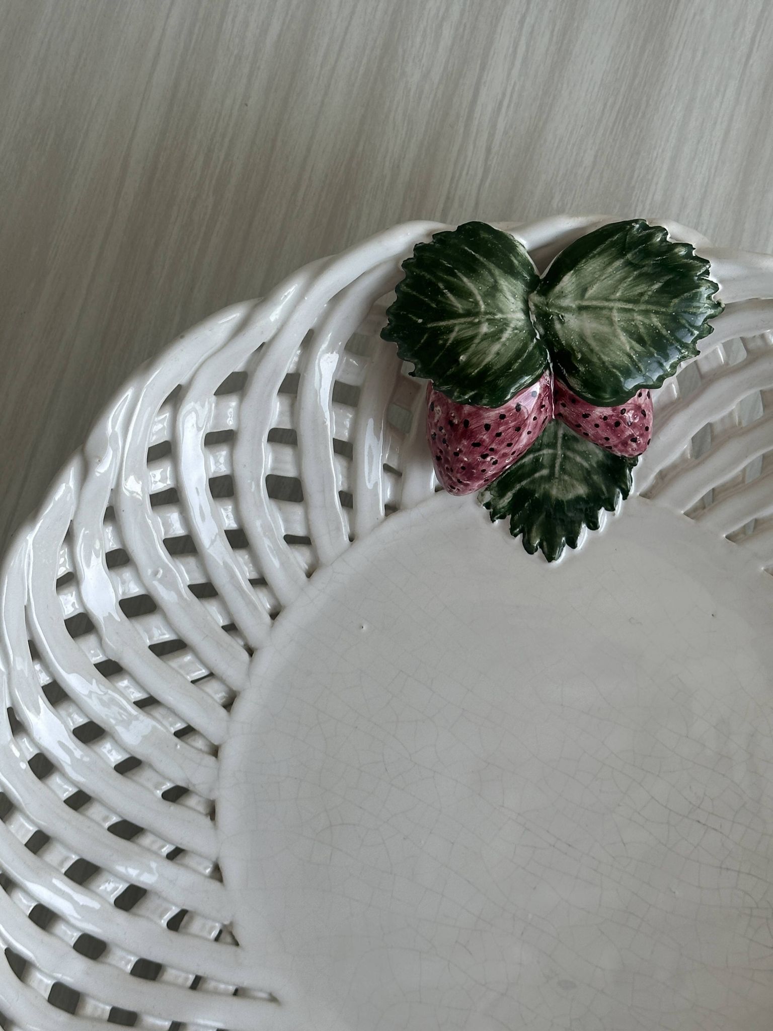 Corbeille en céramique blanche torsadée