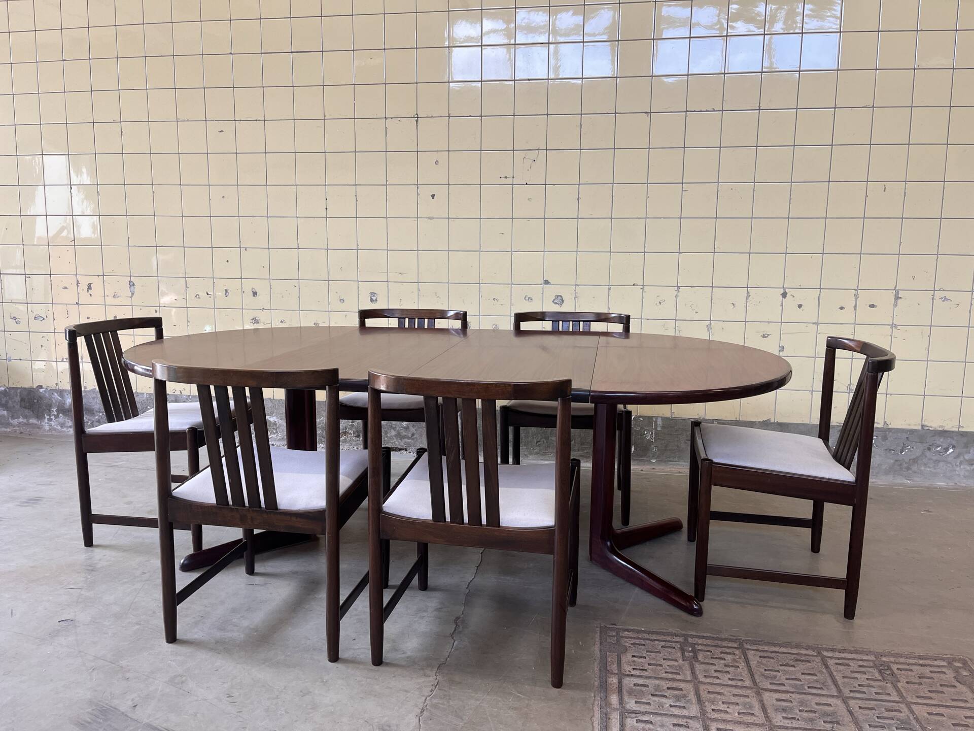 Vintage rosewood dining table by Skovby