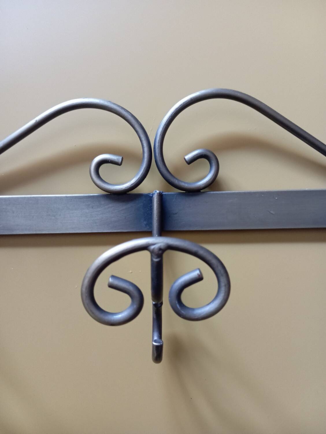 Wall-mounted coat rack with 3 hooks, brushed brass