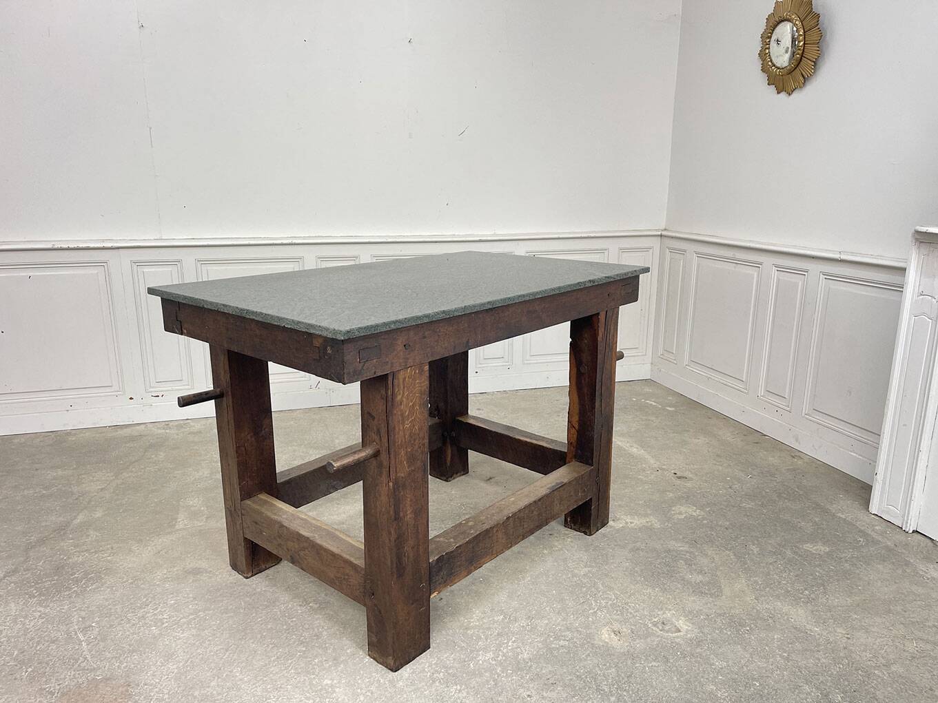 Old work island from 1930 in oak and granite.
