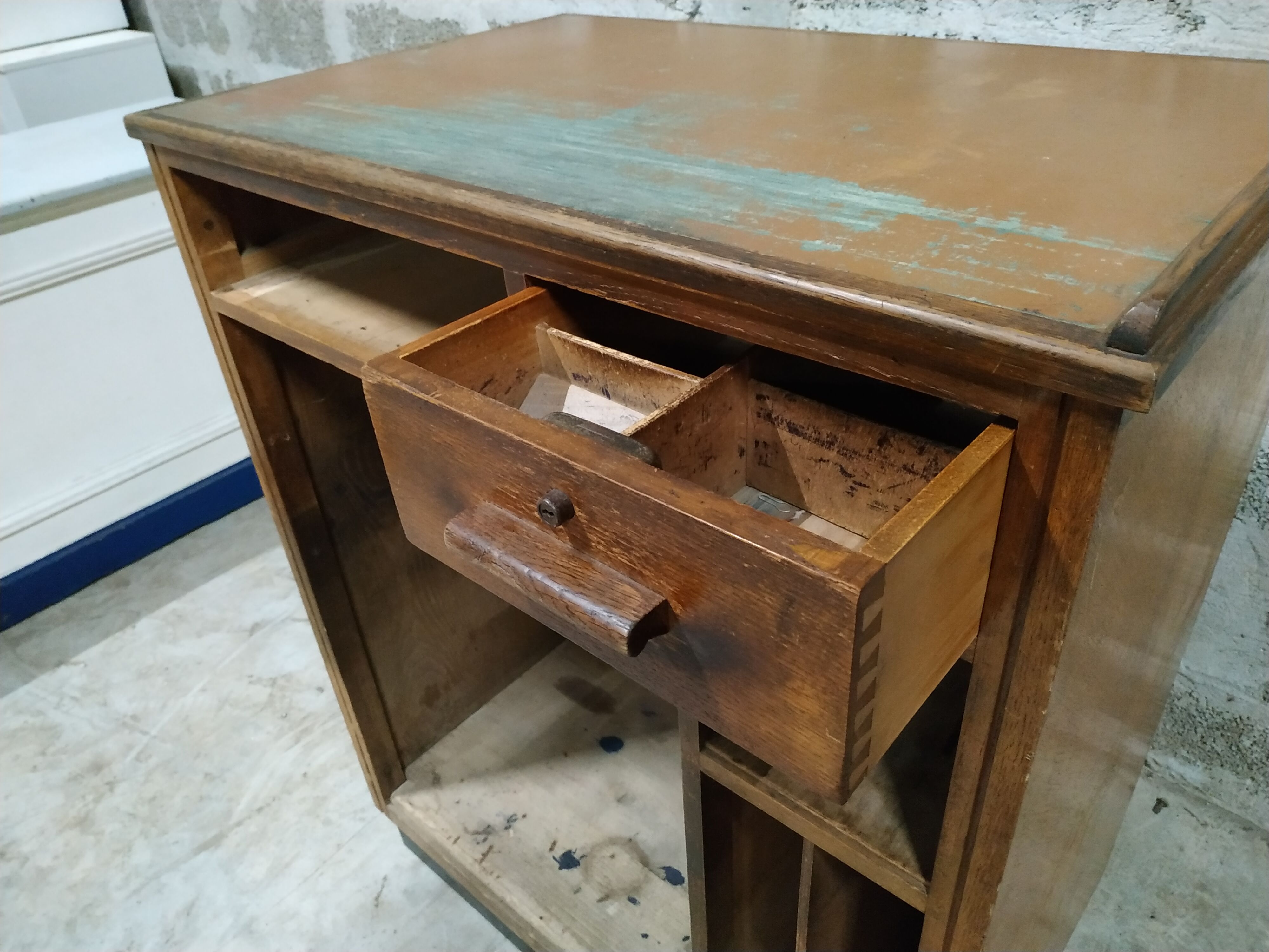 Former cash vitrine store counter