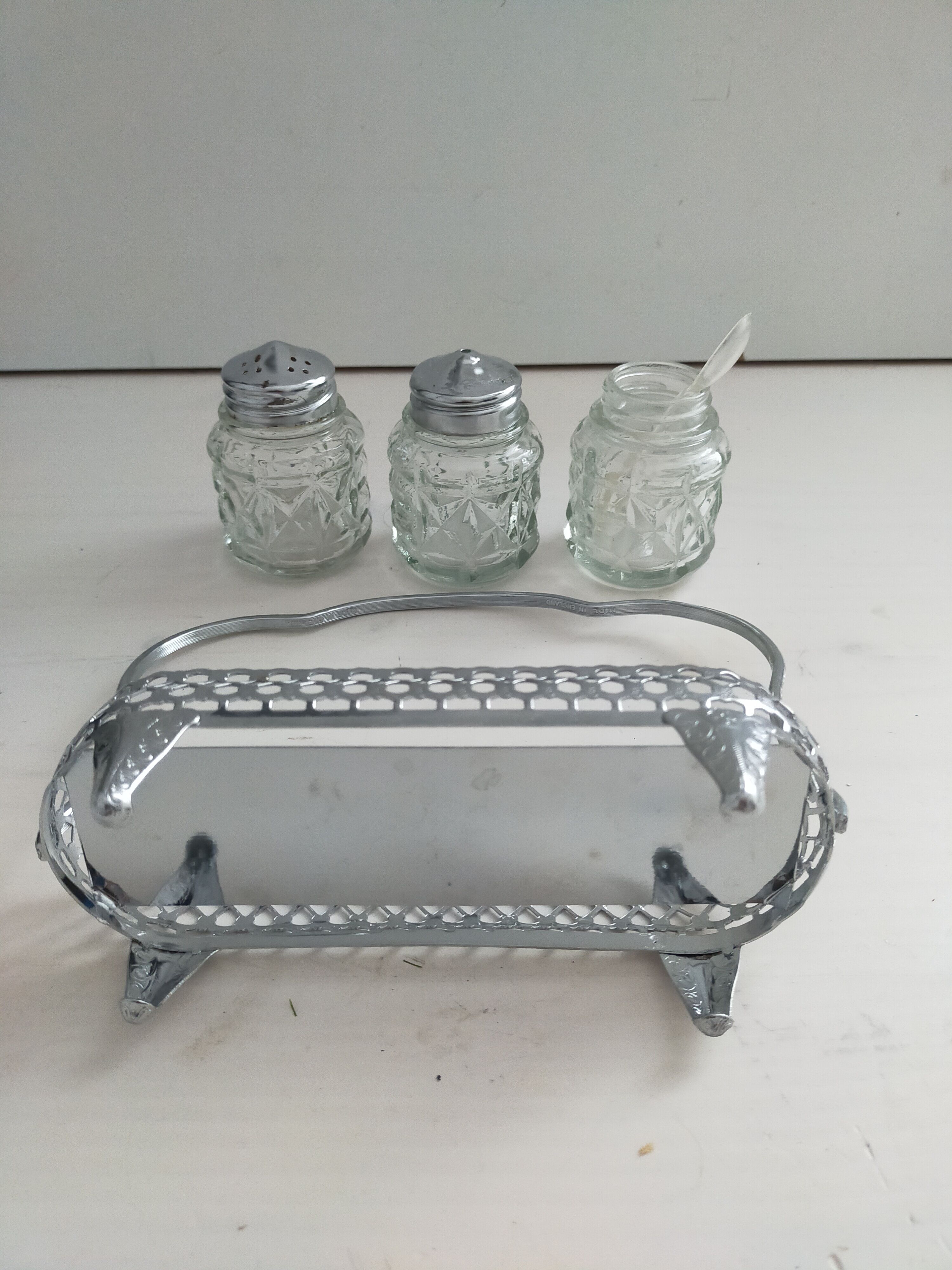 Pepper and mustard salt shaker in silver panière