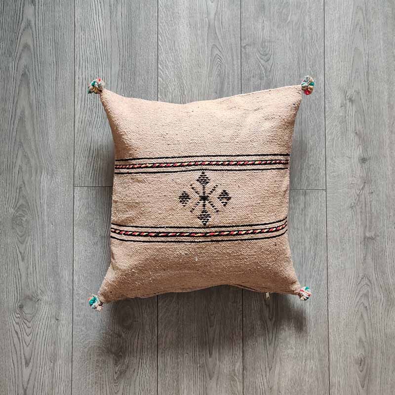 Coussin berbère beige à pompon en coton