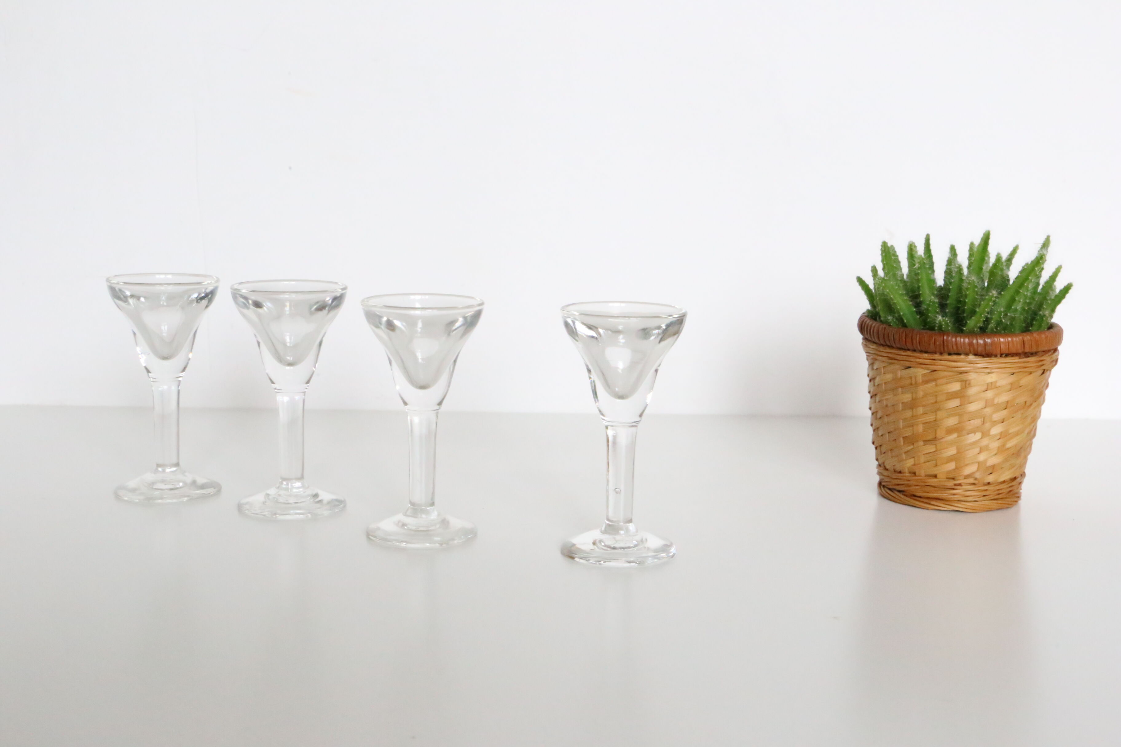 Set de 4 verres à liqueur, verre à pieds, vintage