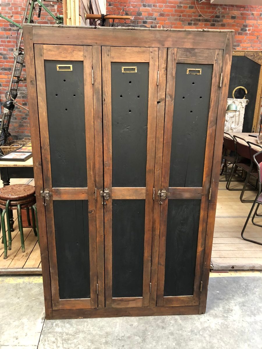Ancien vestiaire d'usine en bois
