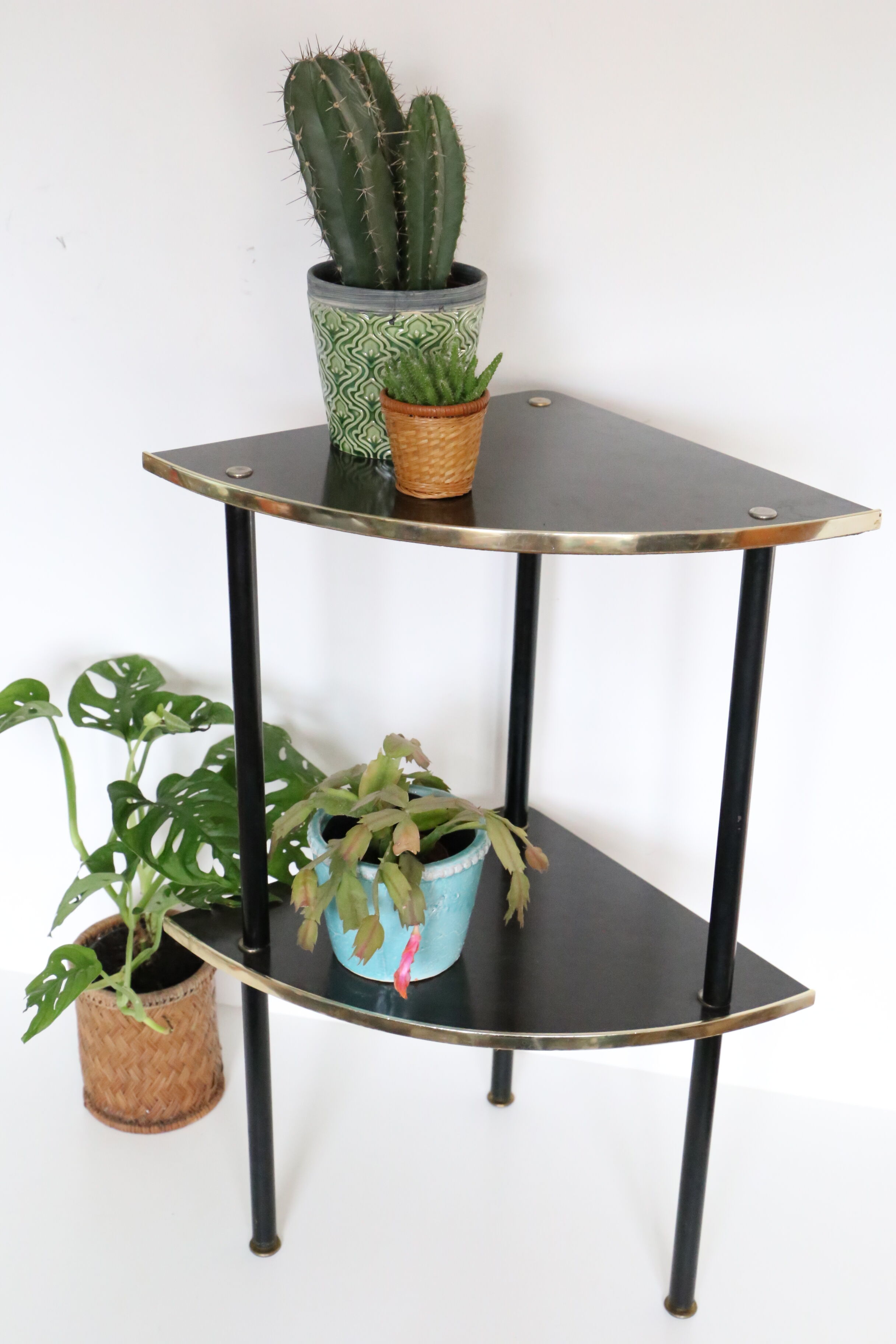 Angle shelf in formica