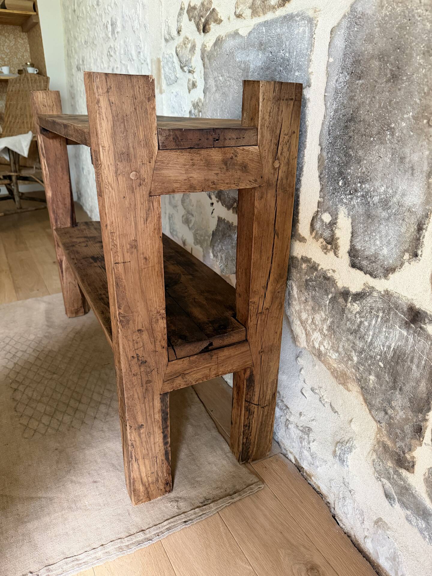 Étagère sur pieds en bois brut, art populaire