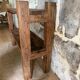 Étagère sur pieds en bois brut, art populaire