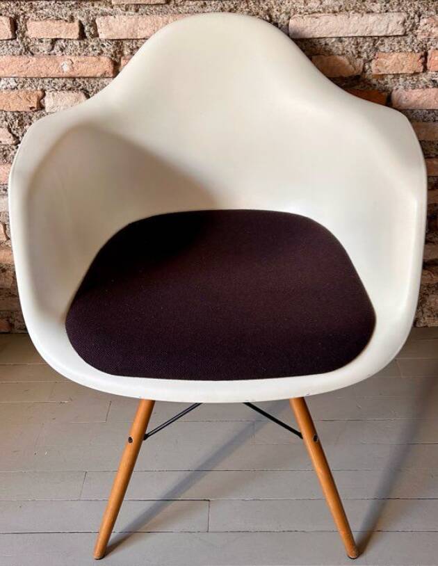 Lot de fauteuils eames vitra avec accoudoirs (6)