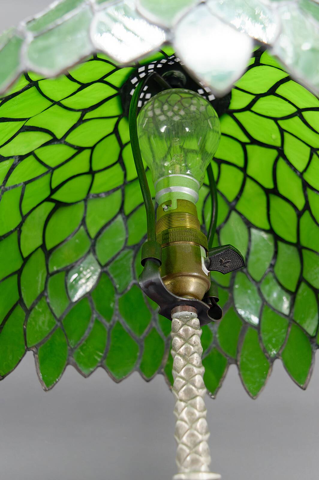 Palm lamp in silvered bronze and green stained glass foliage lampshade, Art Nouveau, 1900