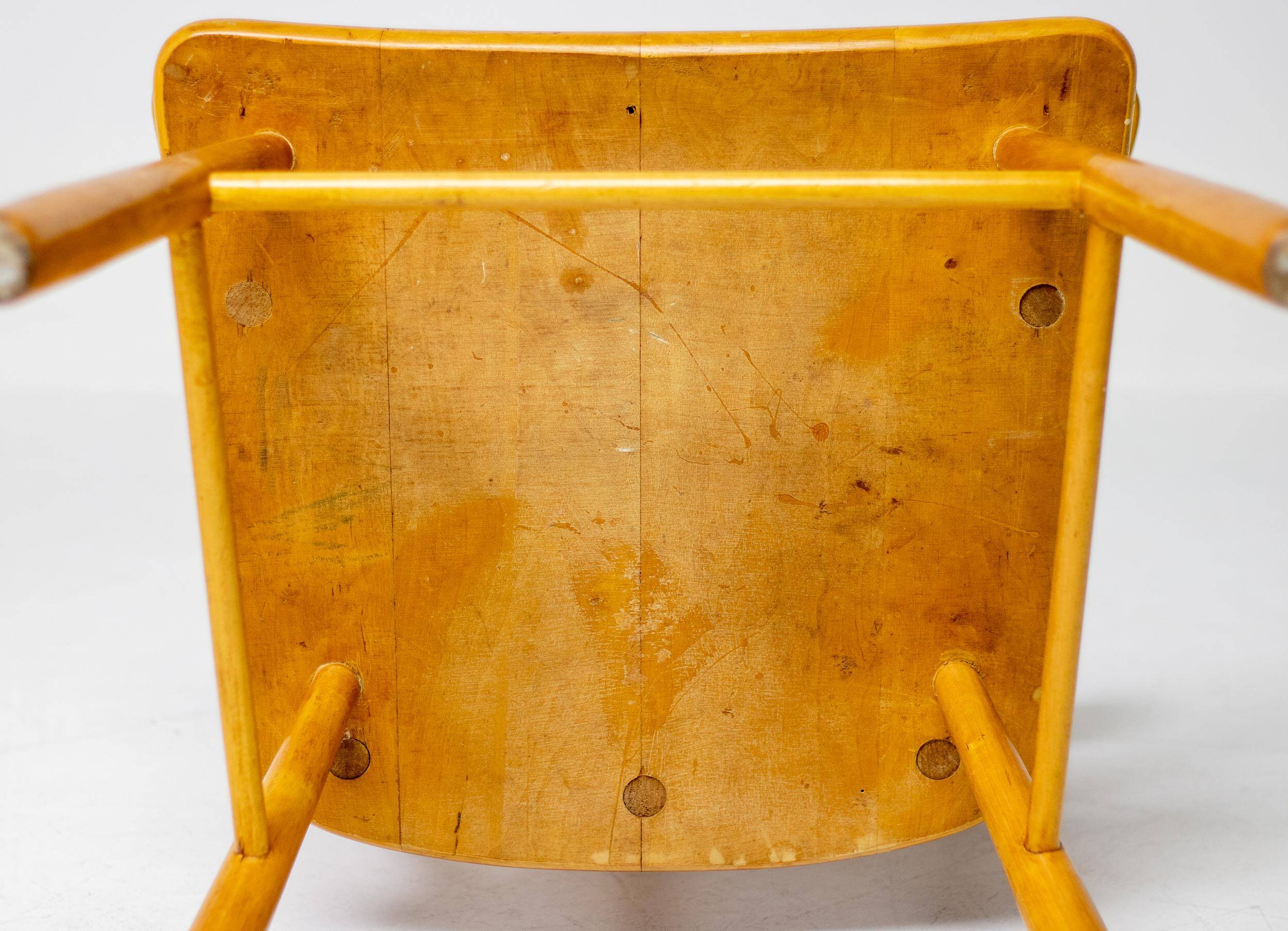Danish organic armchair in solid birch, curved backrest, 1950s design.