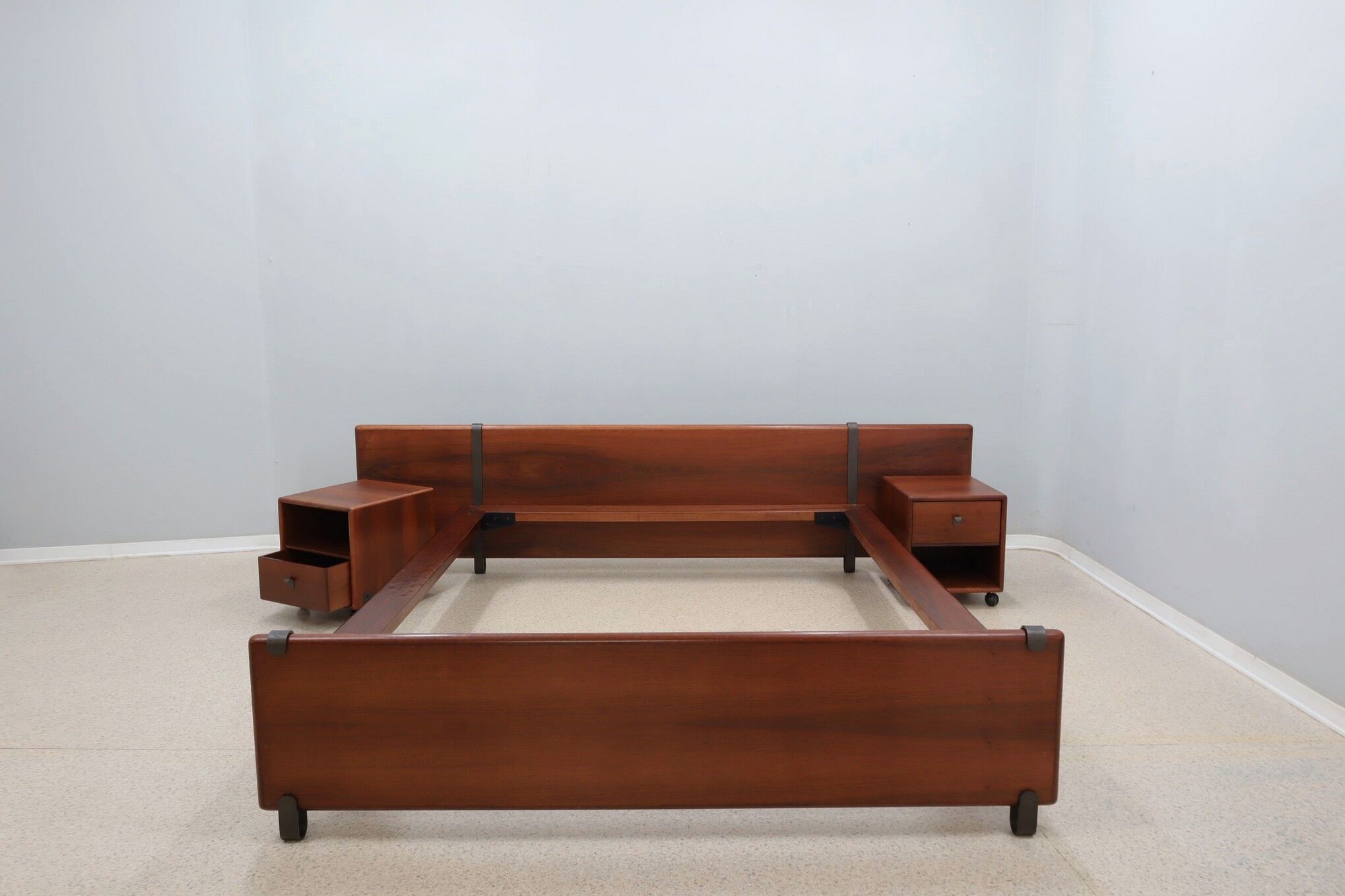 Lit double avec tables de chevet Fabio Lenci bernini années 1970