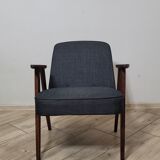 Paire de fauteuils 366 conçus dans les années 1960 par Jozef Chierowski