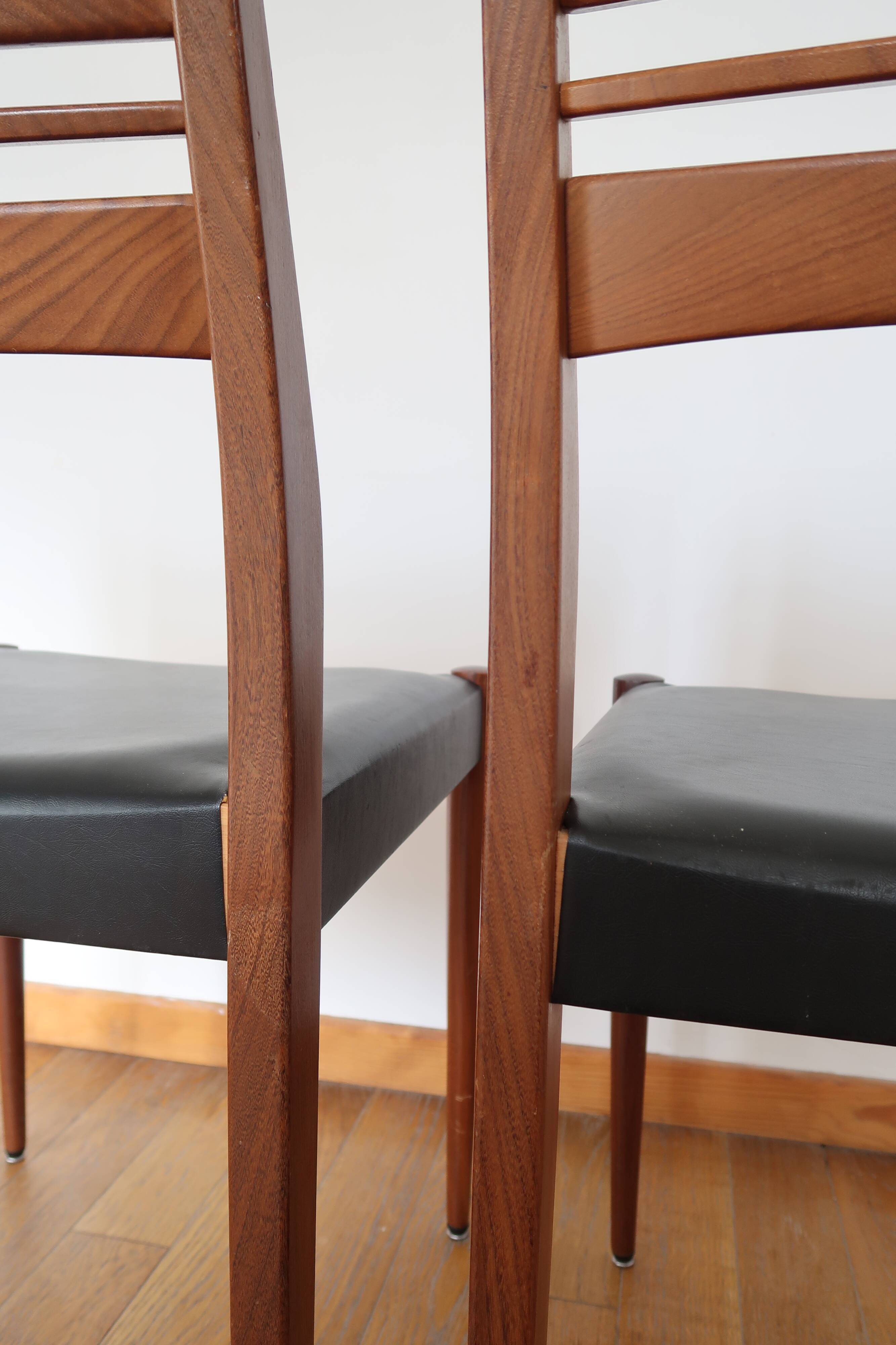 Pair of Scandinavian chairs skaï/teak