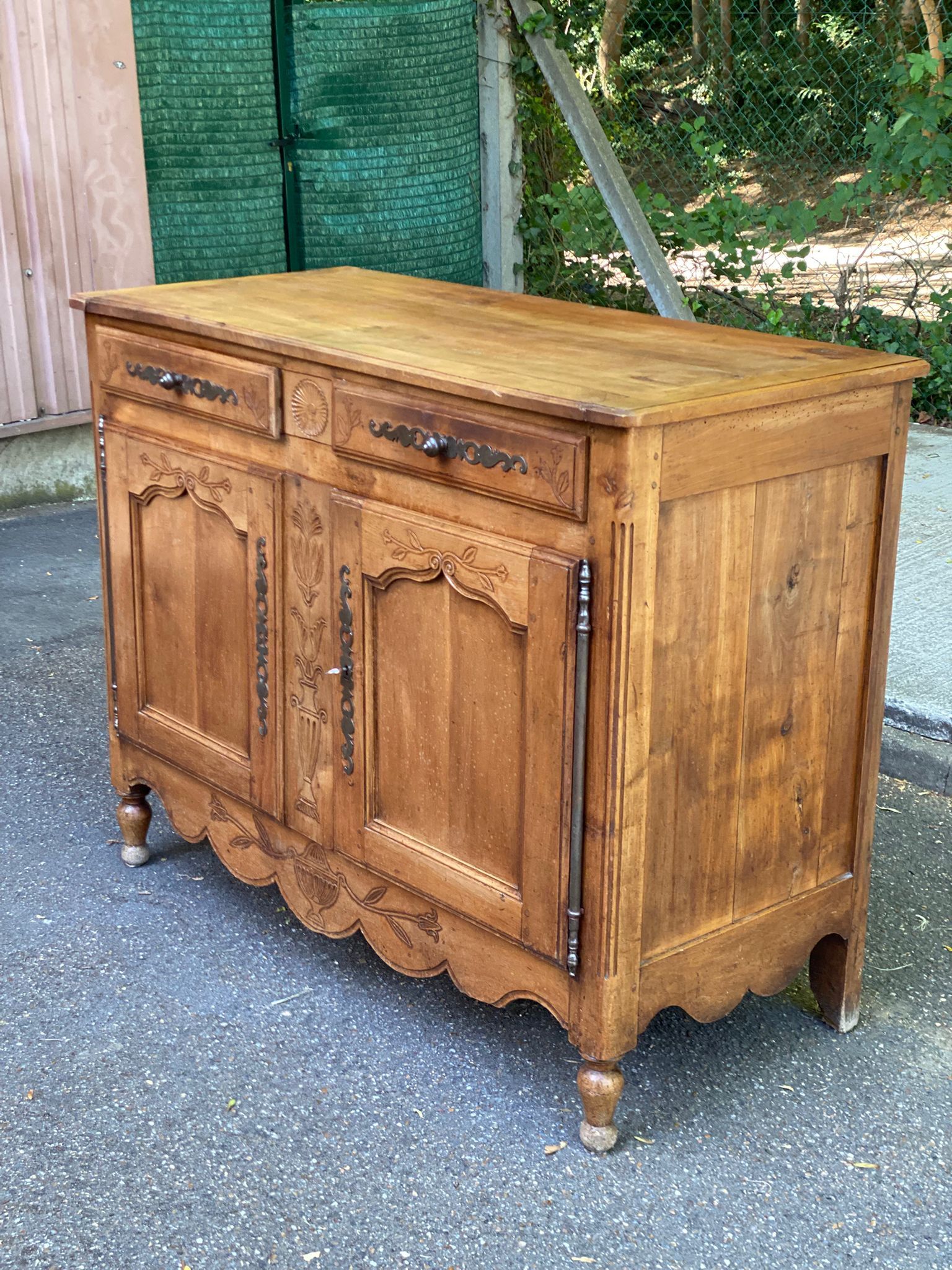 Louis XV buffet in light solid walnut from the 19th century.