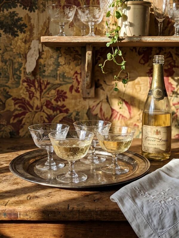 8 coupes à champagne en verre gravé à la roue décor végétal, Bohême, début XXe