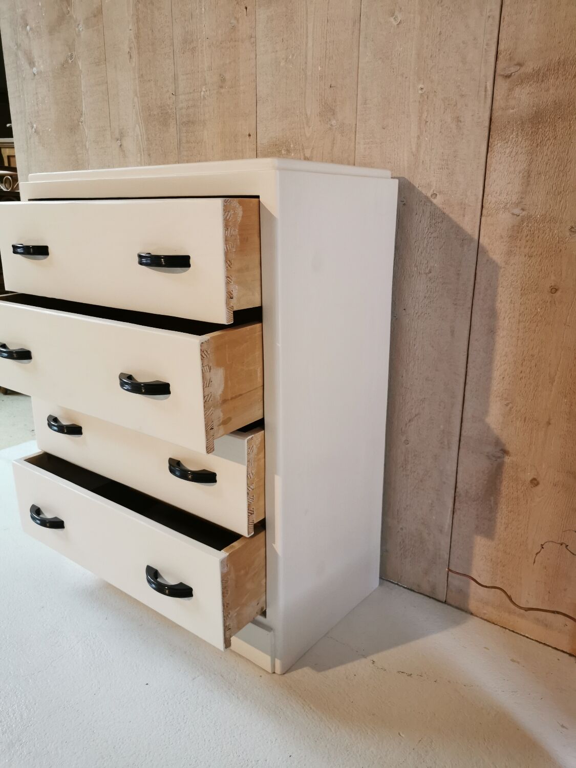 White chest of drawers