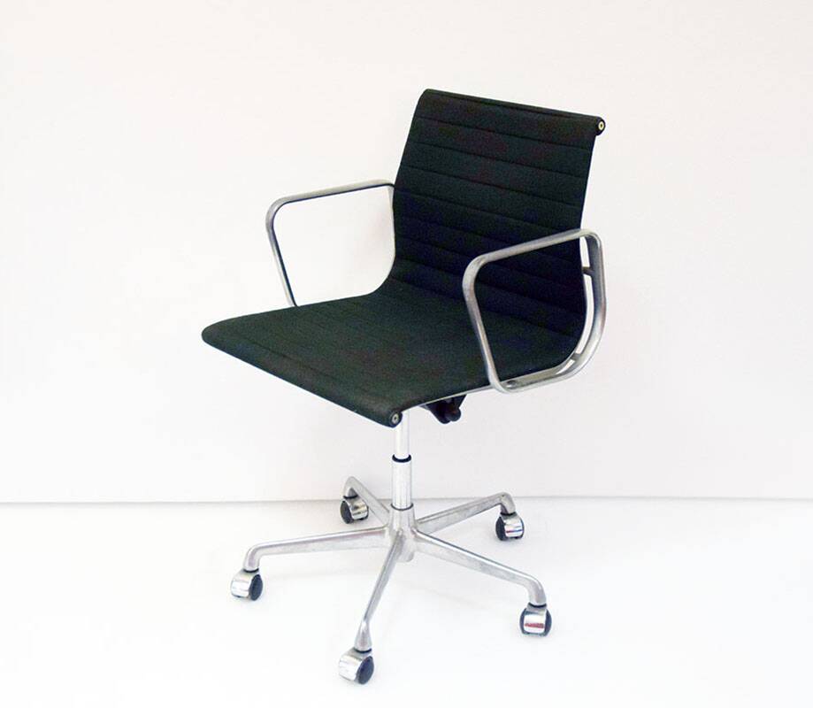 Chaise de bureau Charles & Ray Eames mod. EA117 production ICF, années 1970
