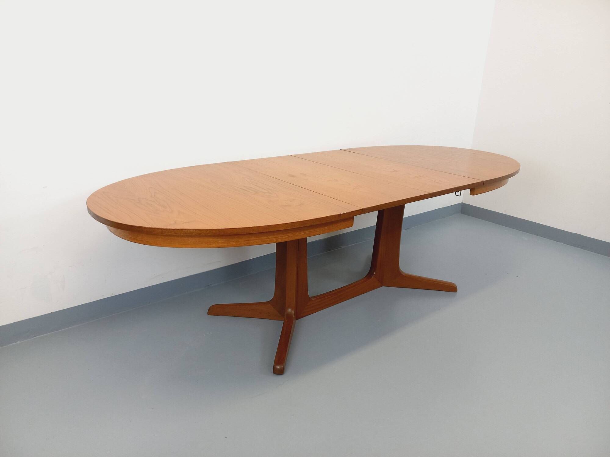 Vintage oval dining table Baumann from the 60s and 70s in teak with extension.