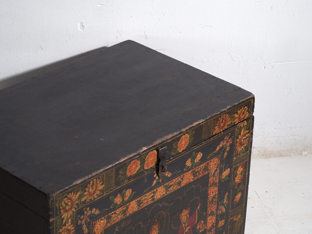 Antique chest painted in pine wood – China, around 1900