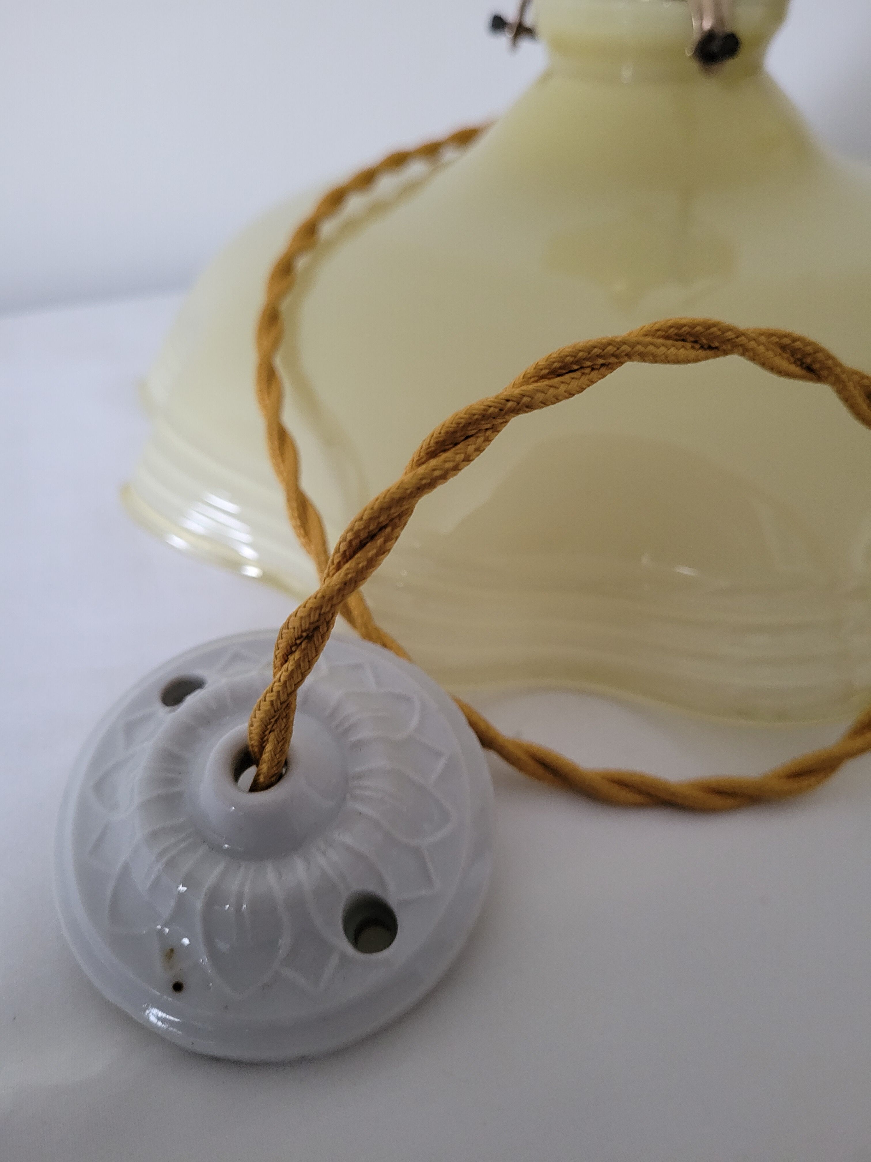 Yellow opaline suspension