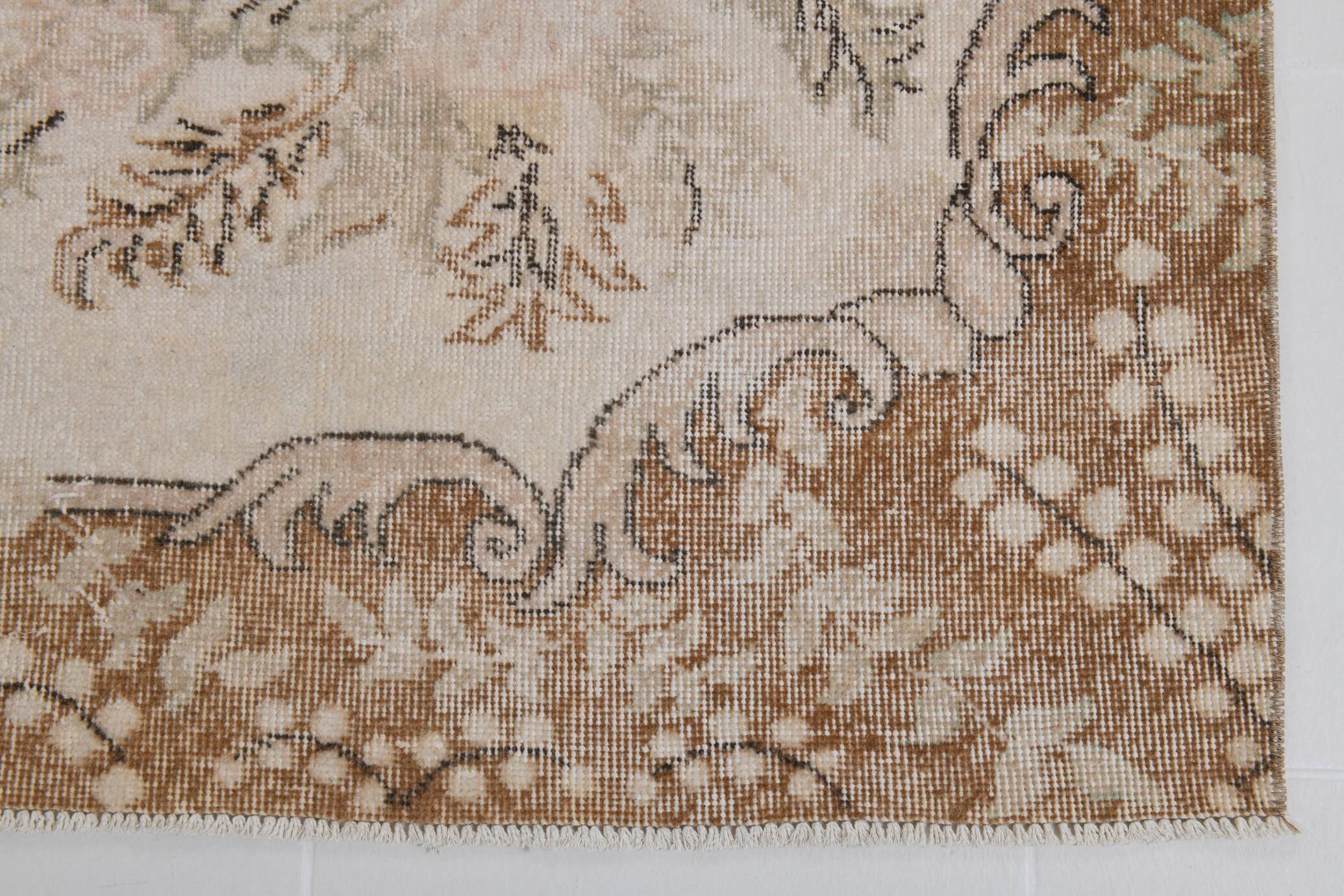 Tapis Aubusson ancien tons beiges et roses, élégant et raffiné, 209x335 Cm