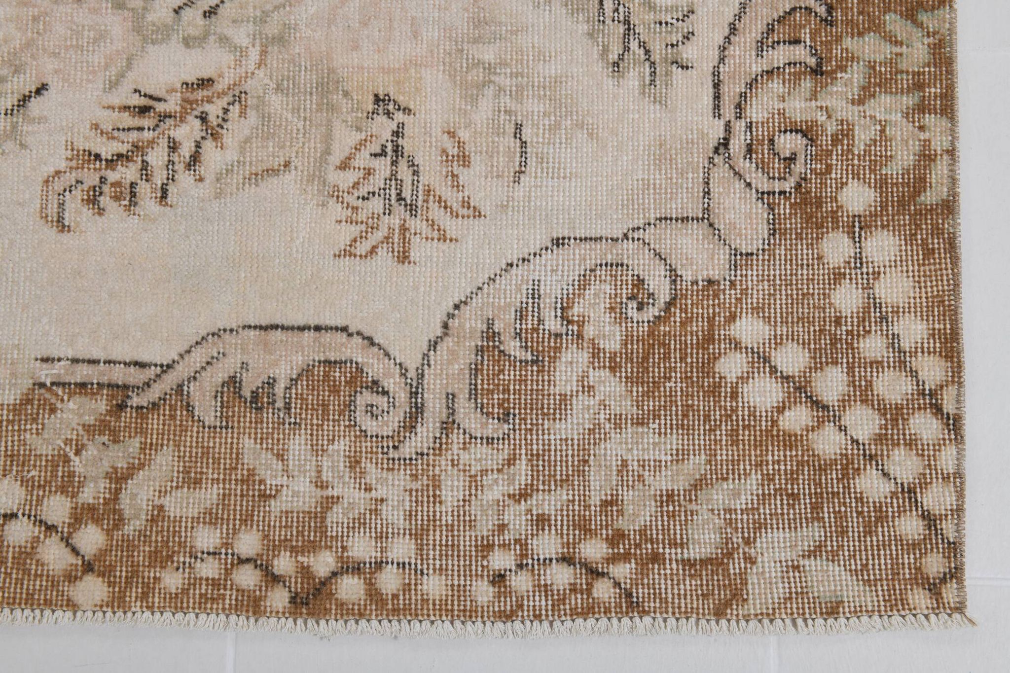 Tapis Aubusson ancien tons beiges et roses, élégant et raffiné, 209x335 Cm