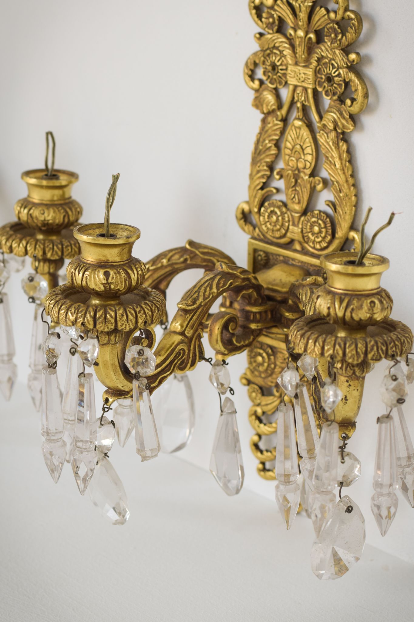 Deux appliques murales en bronze et en verre coupé