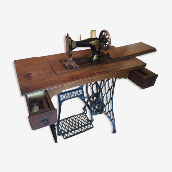 Sewing machine table