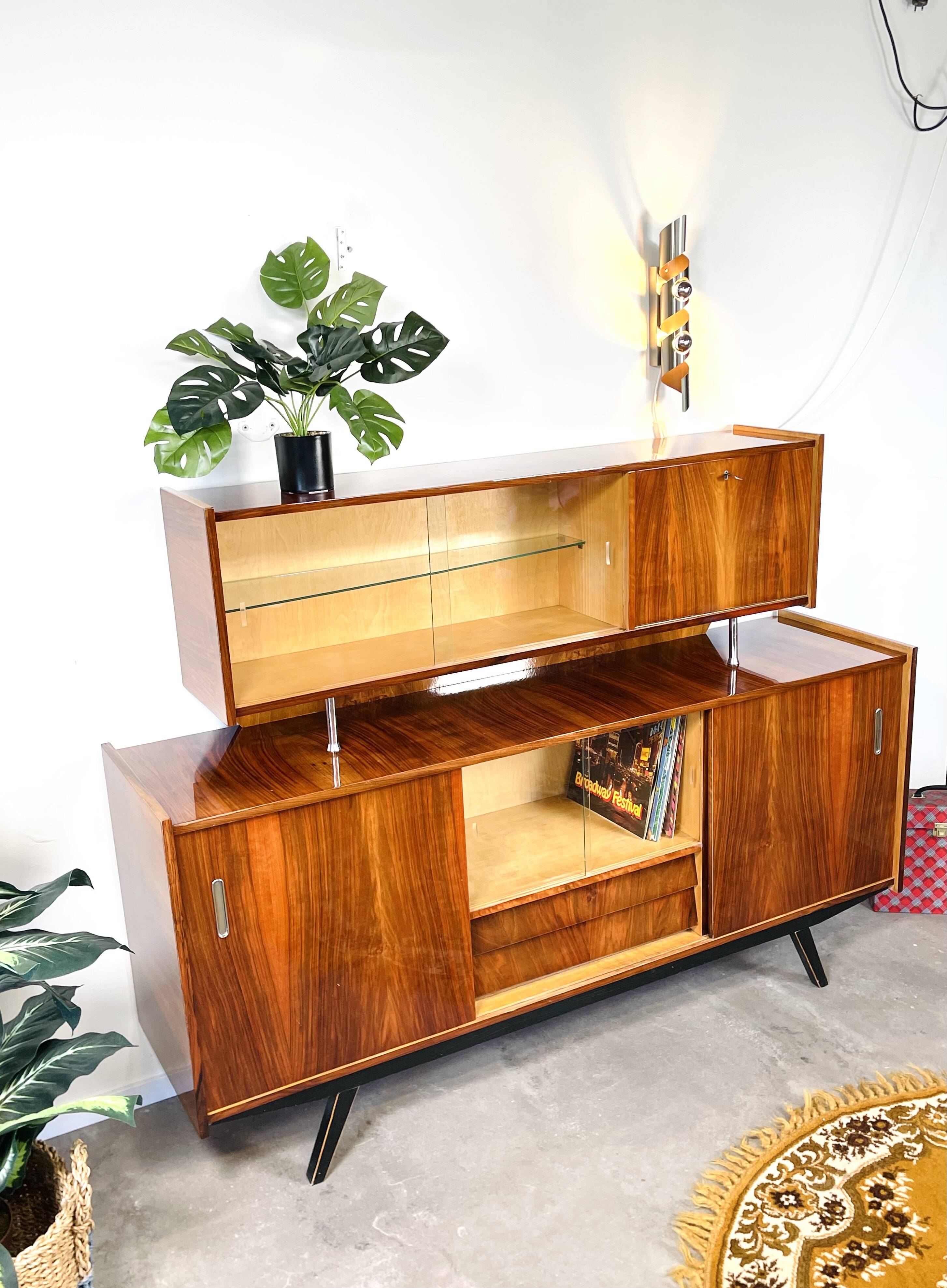 buffet vintage avec un élément supplémentaire