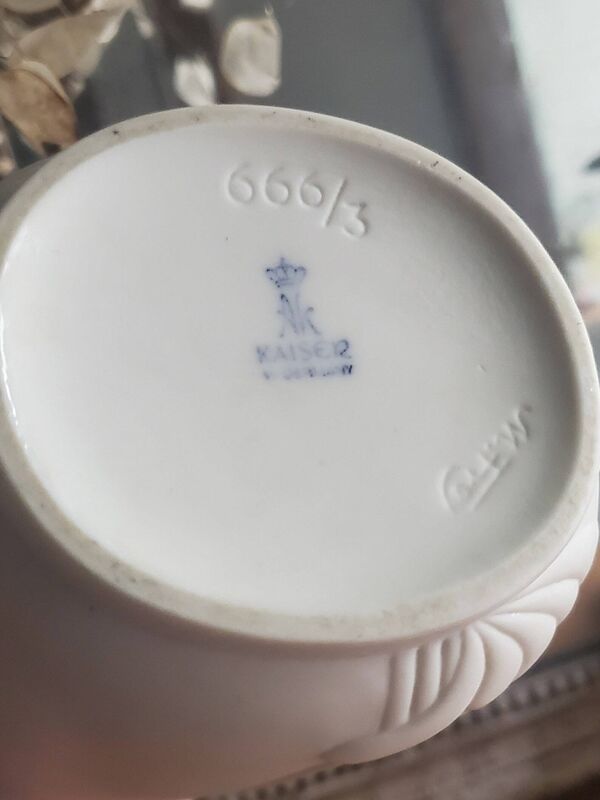 Vase en porcelaine bisque Kaiser Op Art allemand vintage des années 1970 Manfred Frey.
