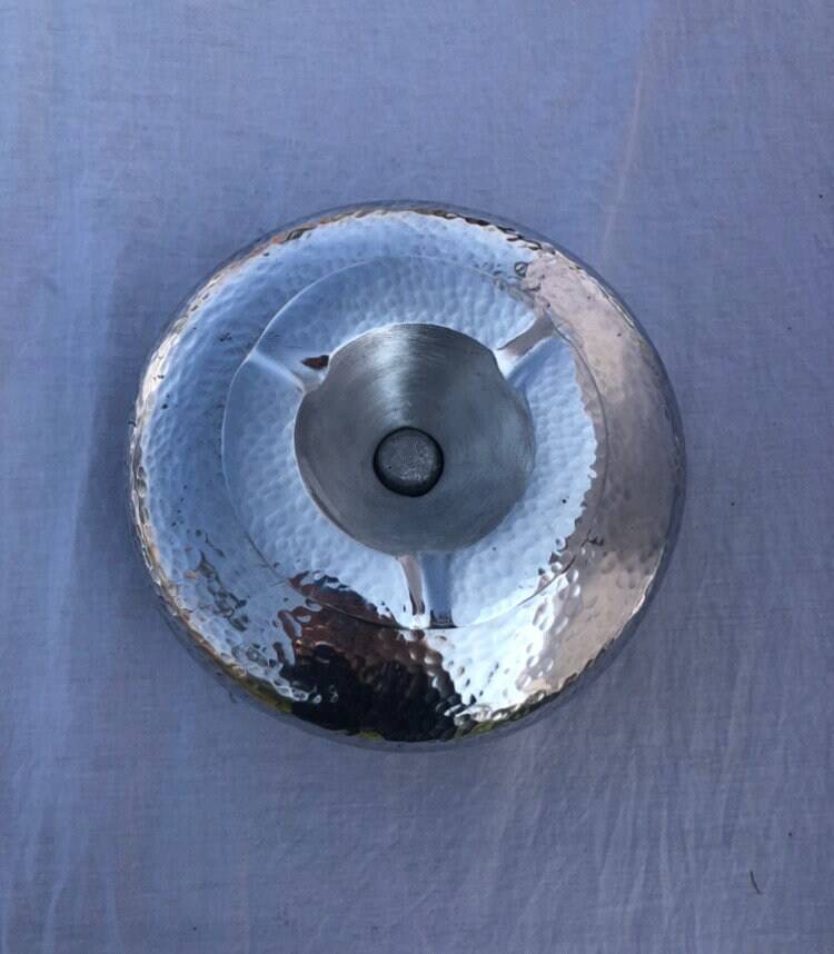 Hammered aluminum ashtray with lid for cigars and cigarettes