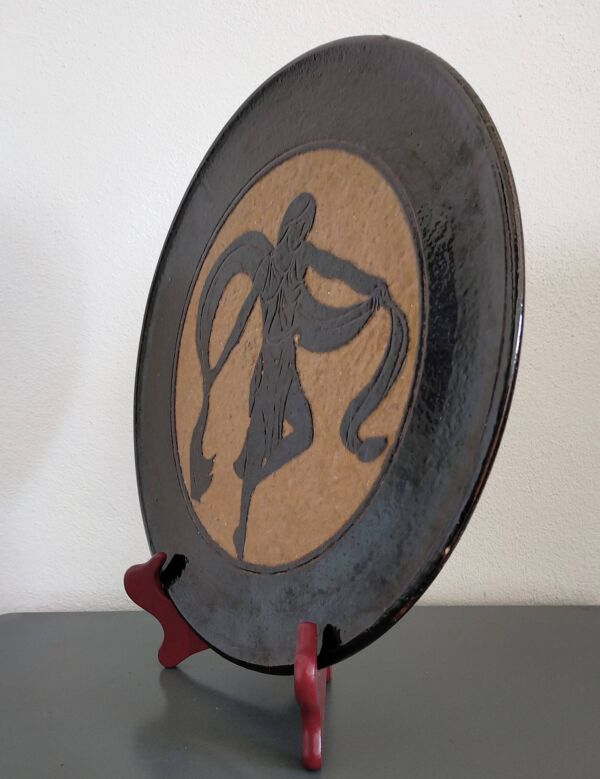 Plat en terre cuite vernissée du Dauphiné signé A.M. Faure 1953