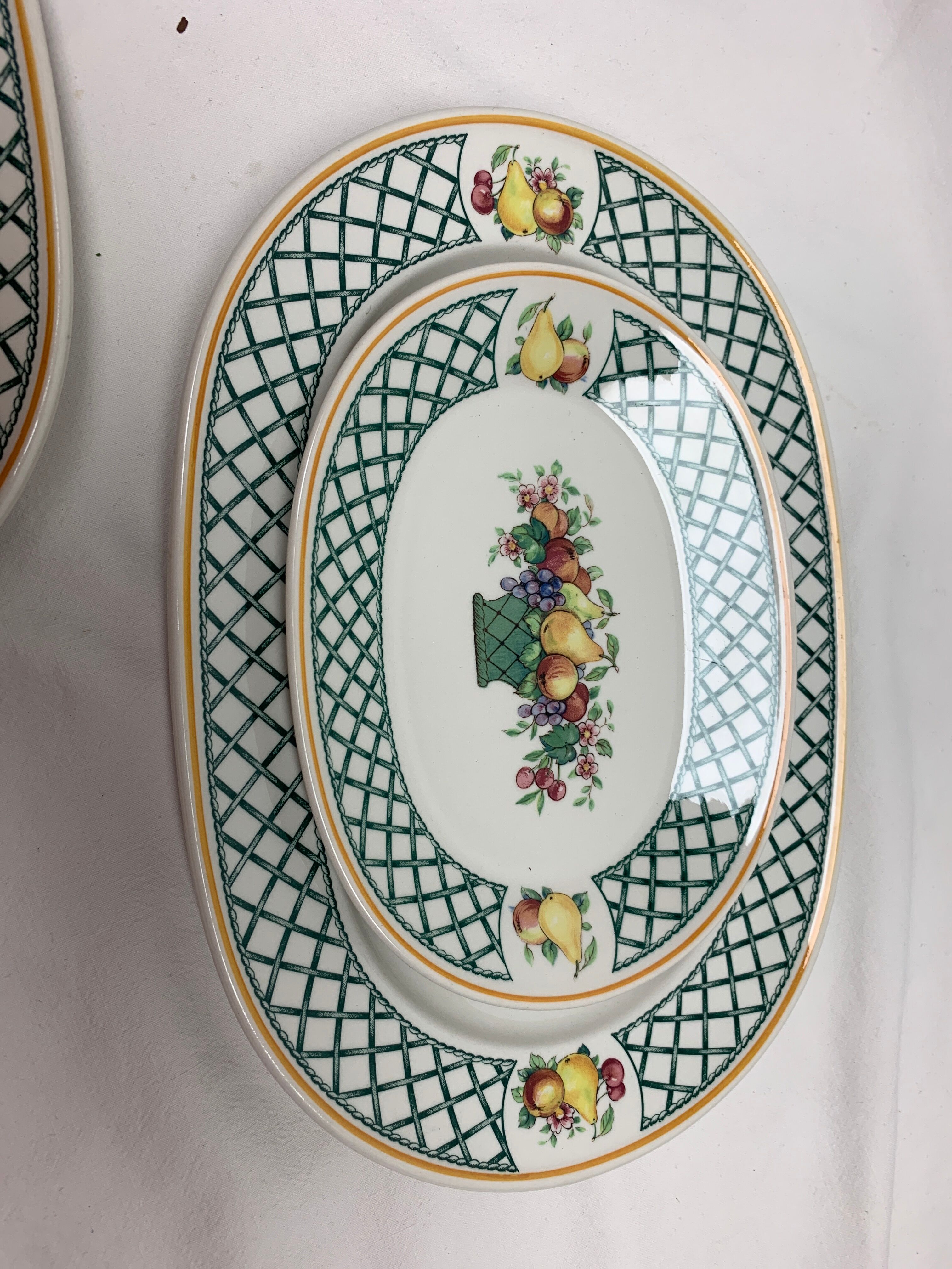 Lot 2 oval dishes villeroy and boch basket