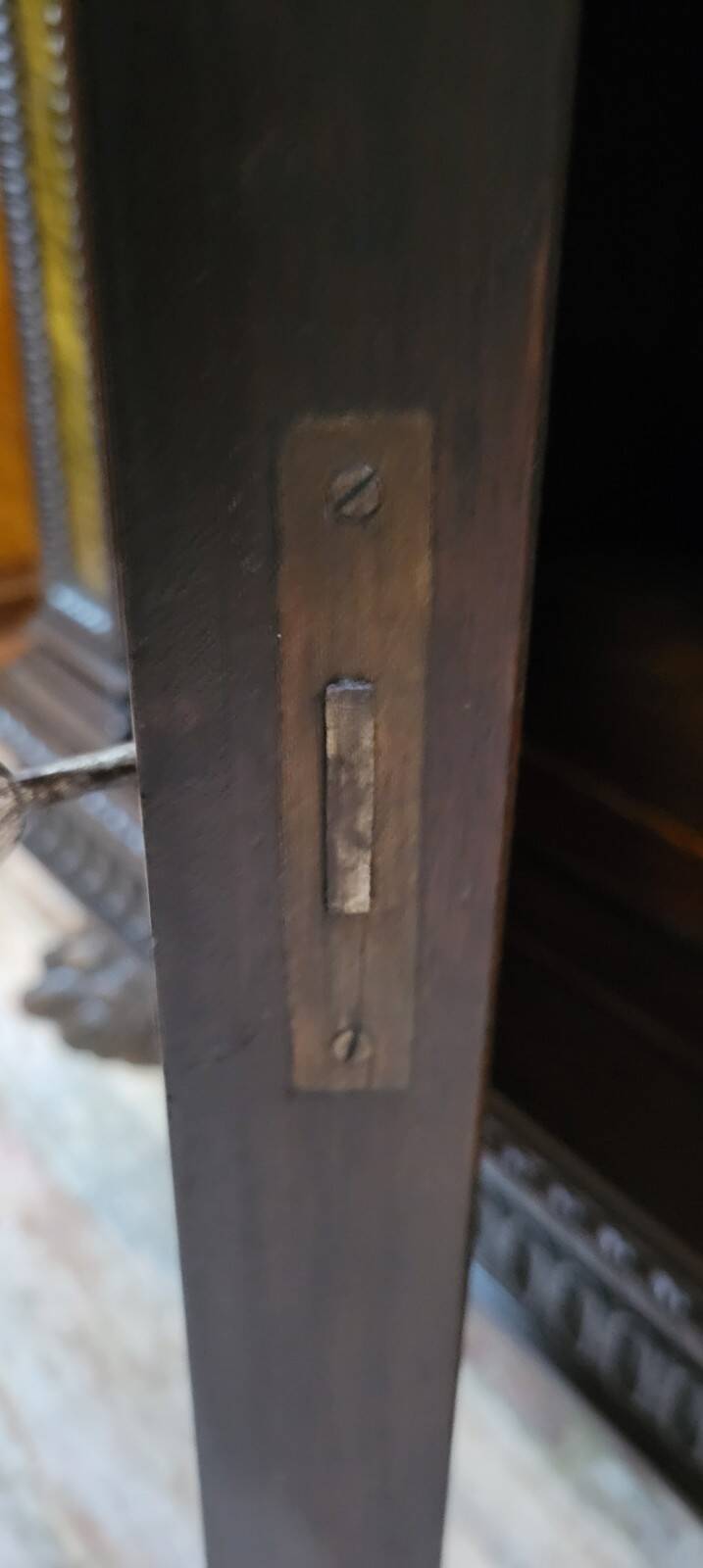 Buffet cabinet style Renaissance a caches secretes en noyer et orme époque