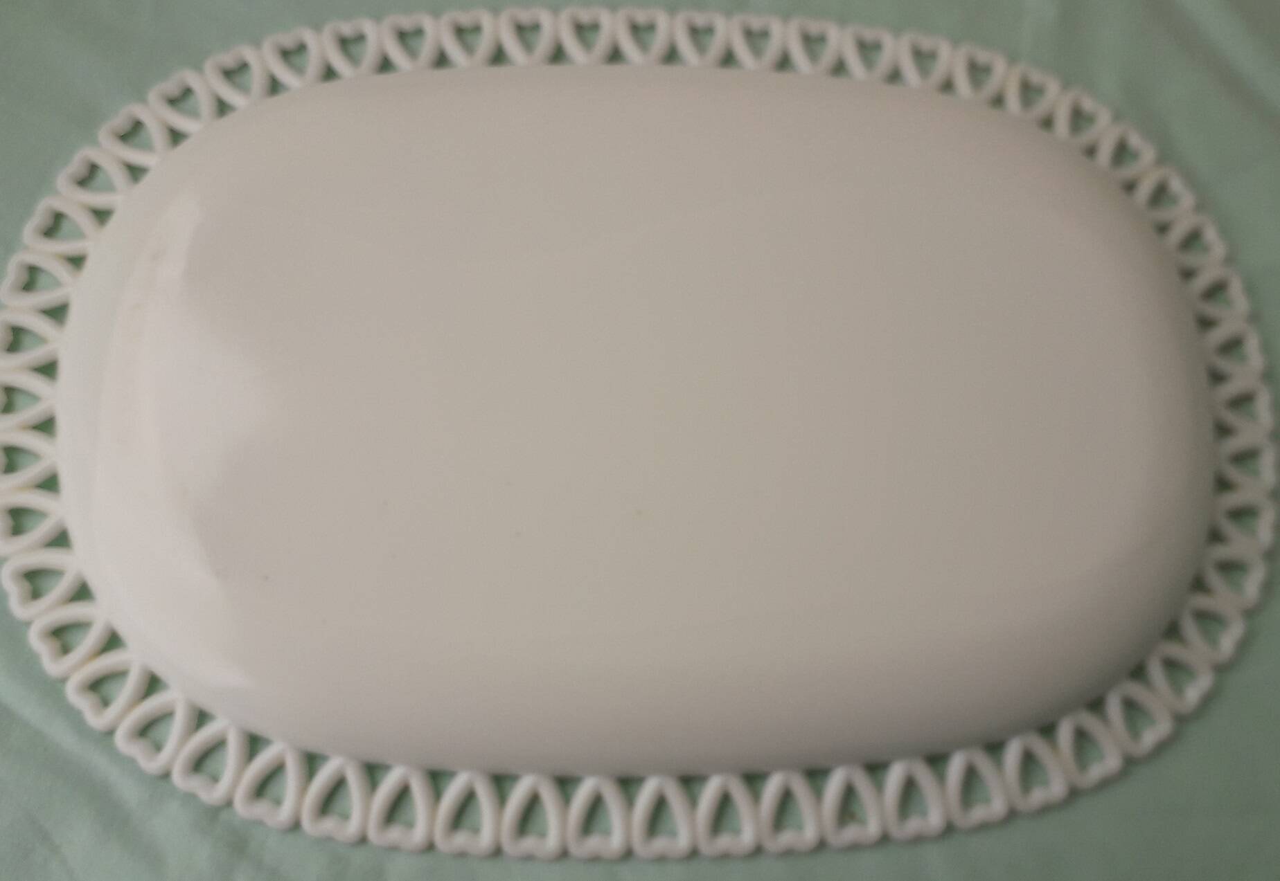 Opaline glass plate with hearts
