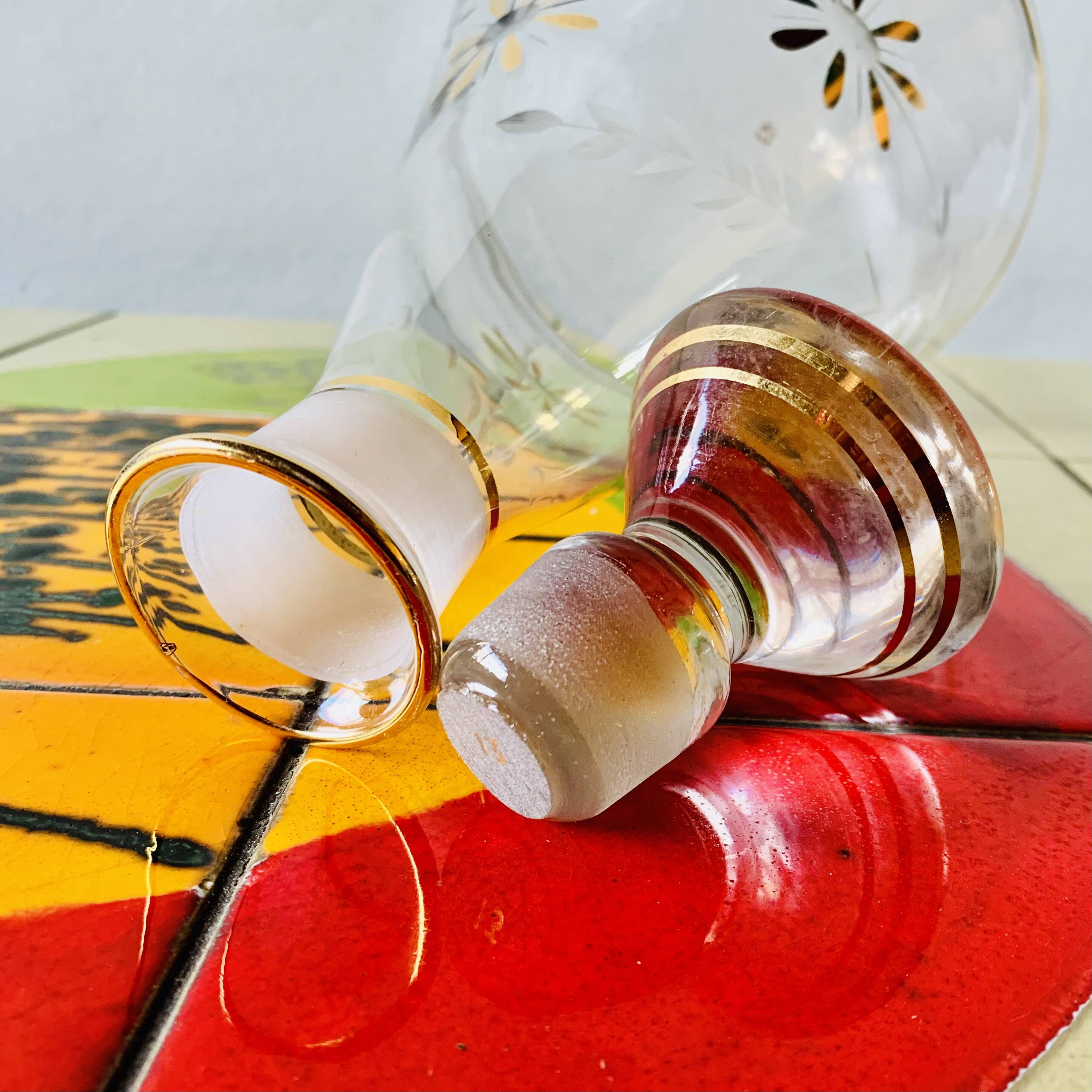 Ancienne carafe à liqueur en verre avec fleurs incrustées et dorures