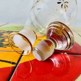 Ancienne carafe à liqueur en verre avec fleurs incrustées et dorures