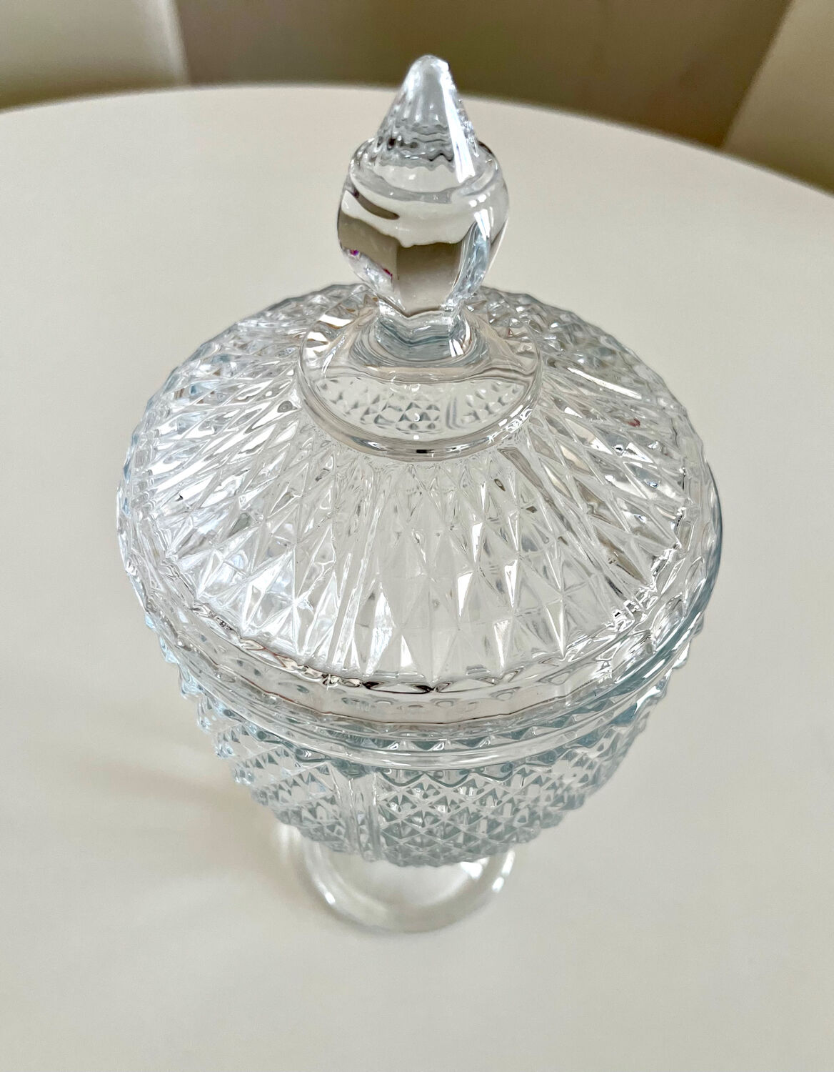 Bonbonnière en verre sur pied avec couvercle