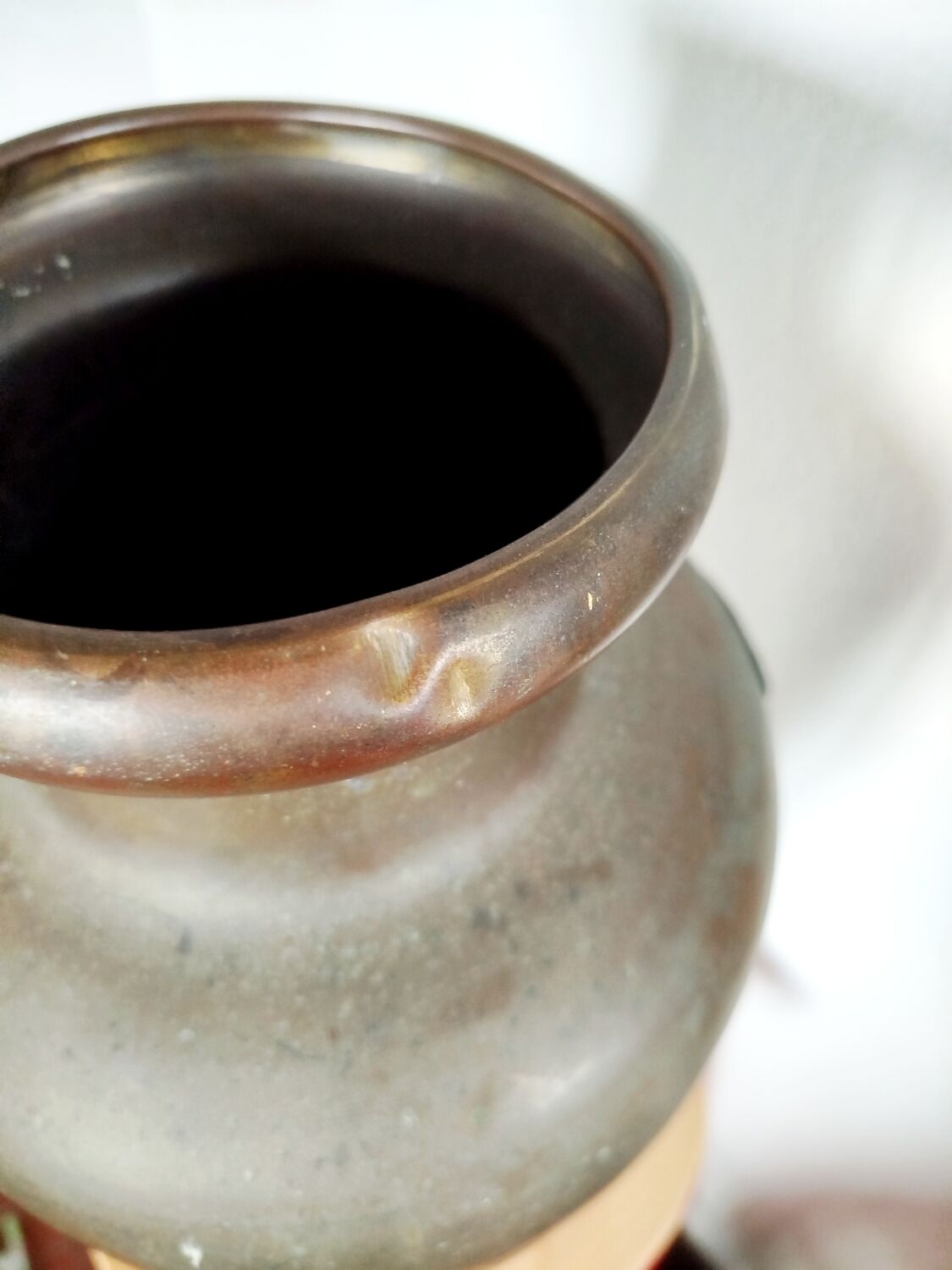 Large Art Deco vase in patinated brass, relief decoration of birds – year