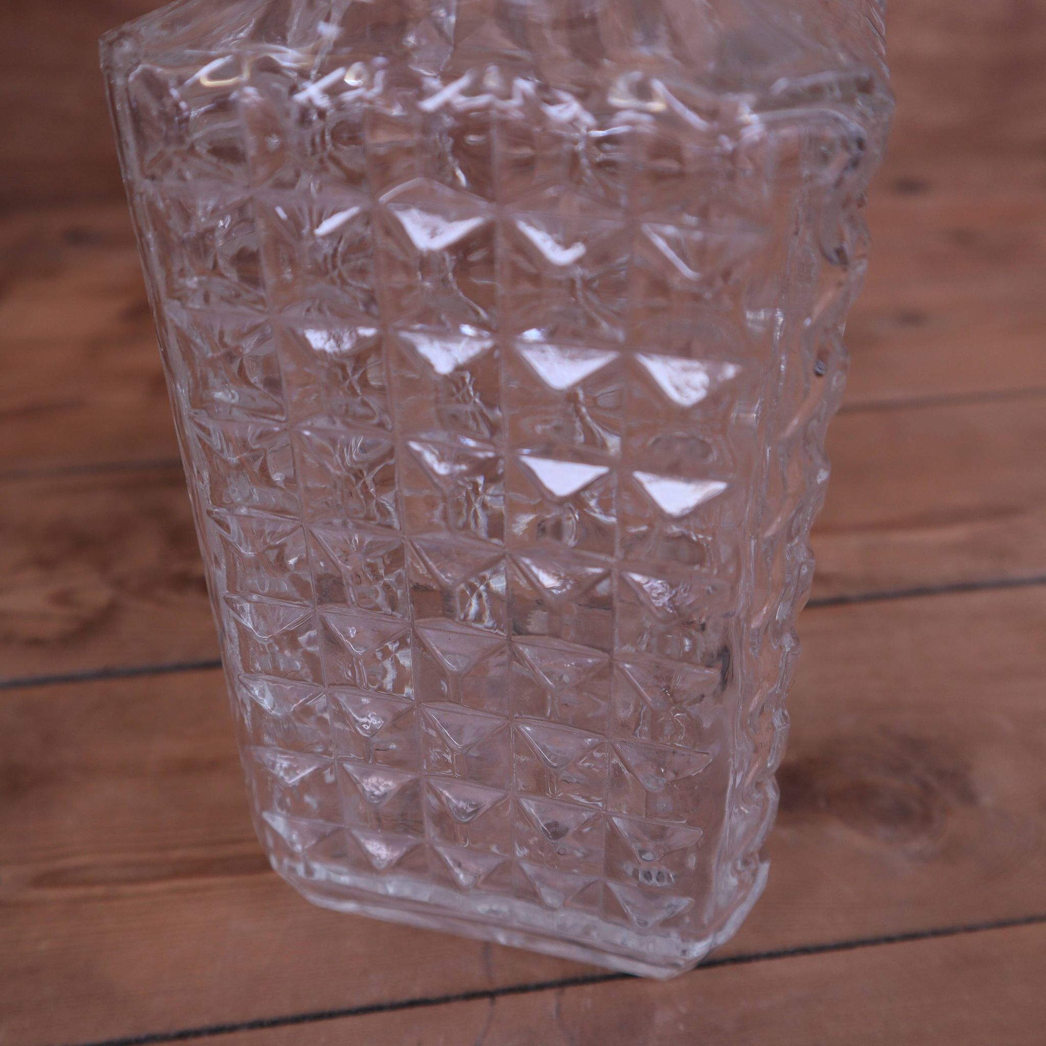 Ancienne carafe à whisky en verre taillé pointe de diamant, années 60