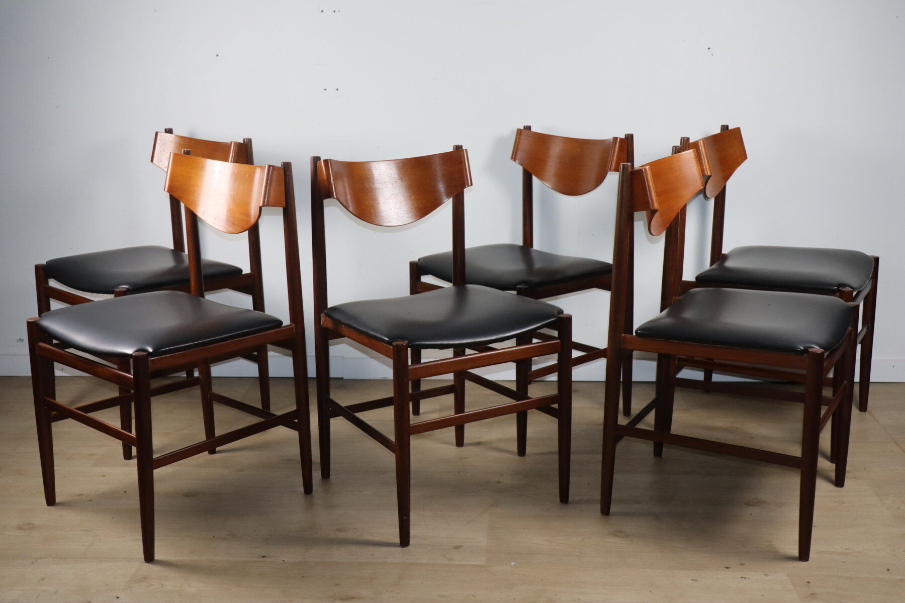 Set of 6 Gianfranco Frattini chairs in teak and black skai – 1960s