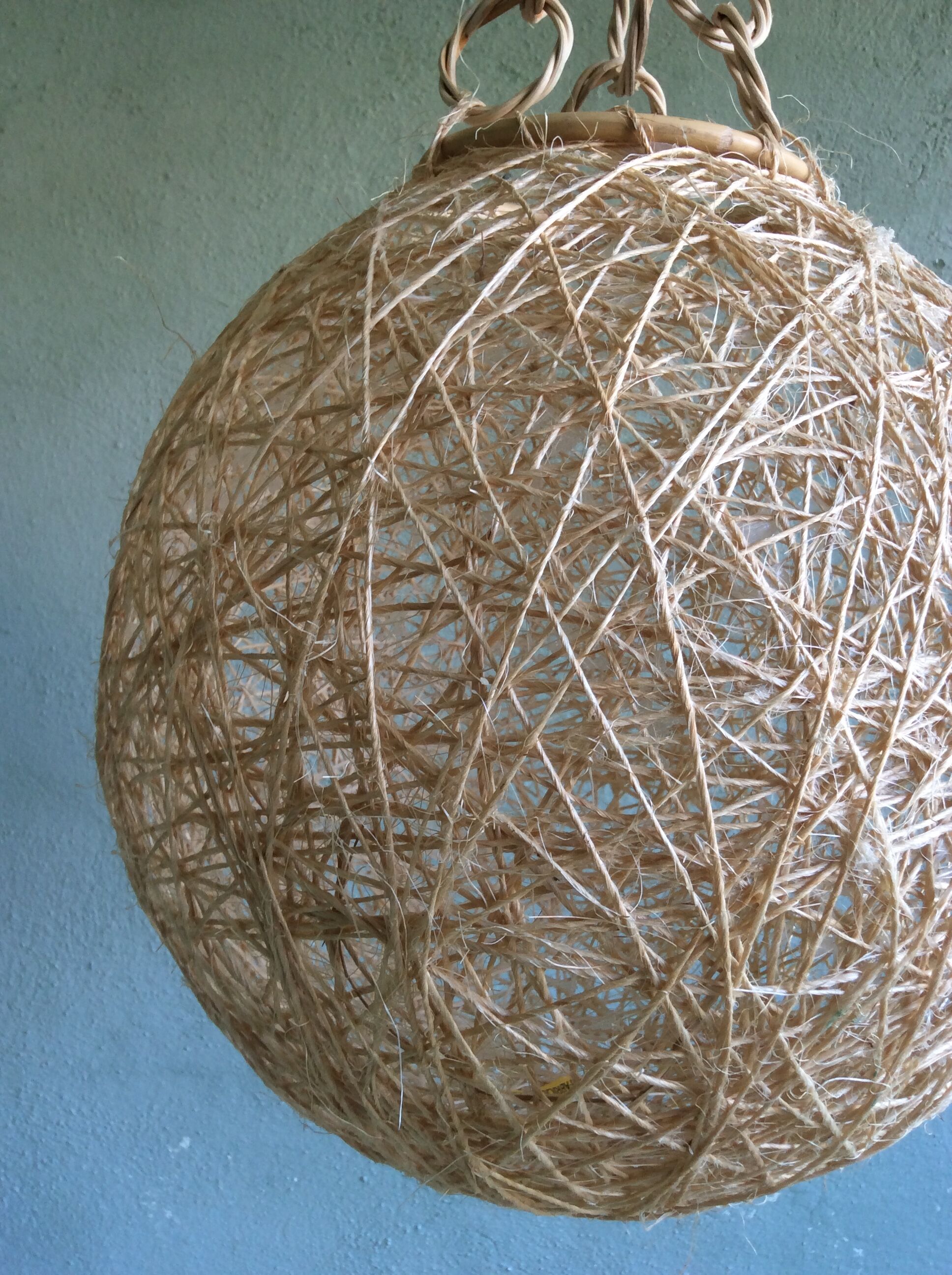 Suspension boule en corde et rotin