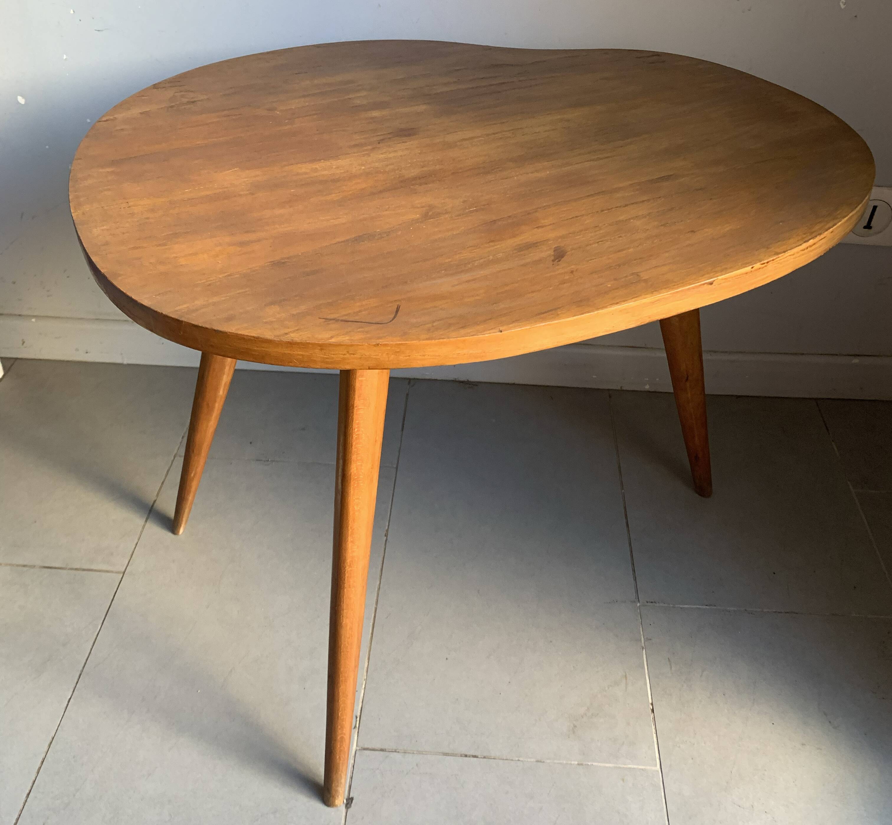 Table basse haricot tripode en chêne, années 50