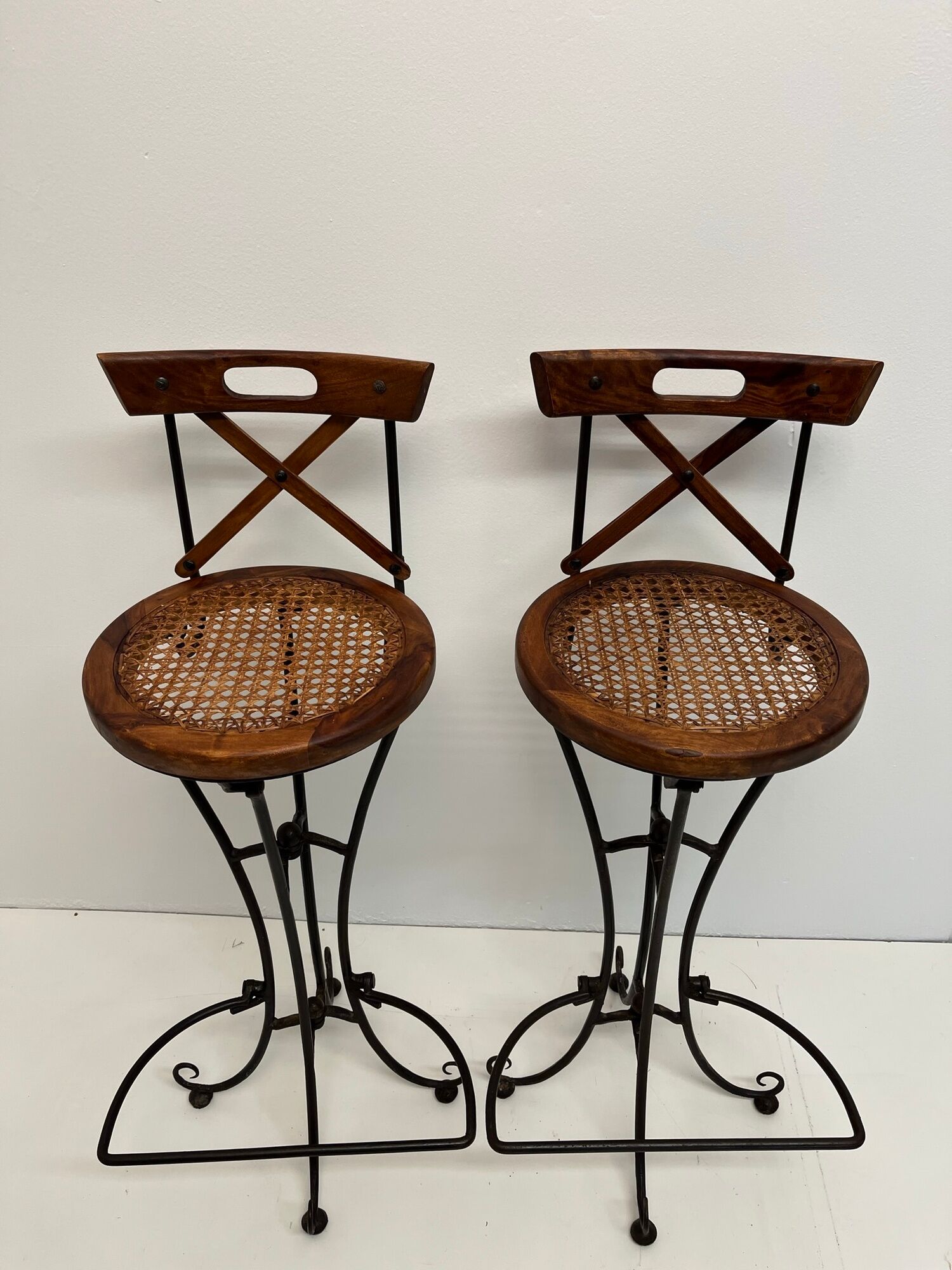 Paire de tabourets de bar vintage en bois et fer forgé avec assises cannées