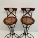 Paire de tabourets de bar vintage en bois et fer forgé avec assises cannées