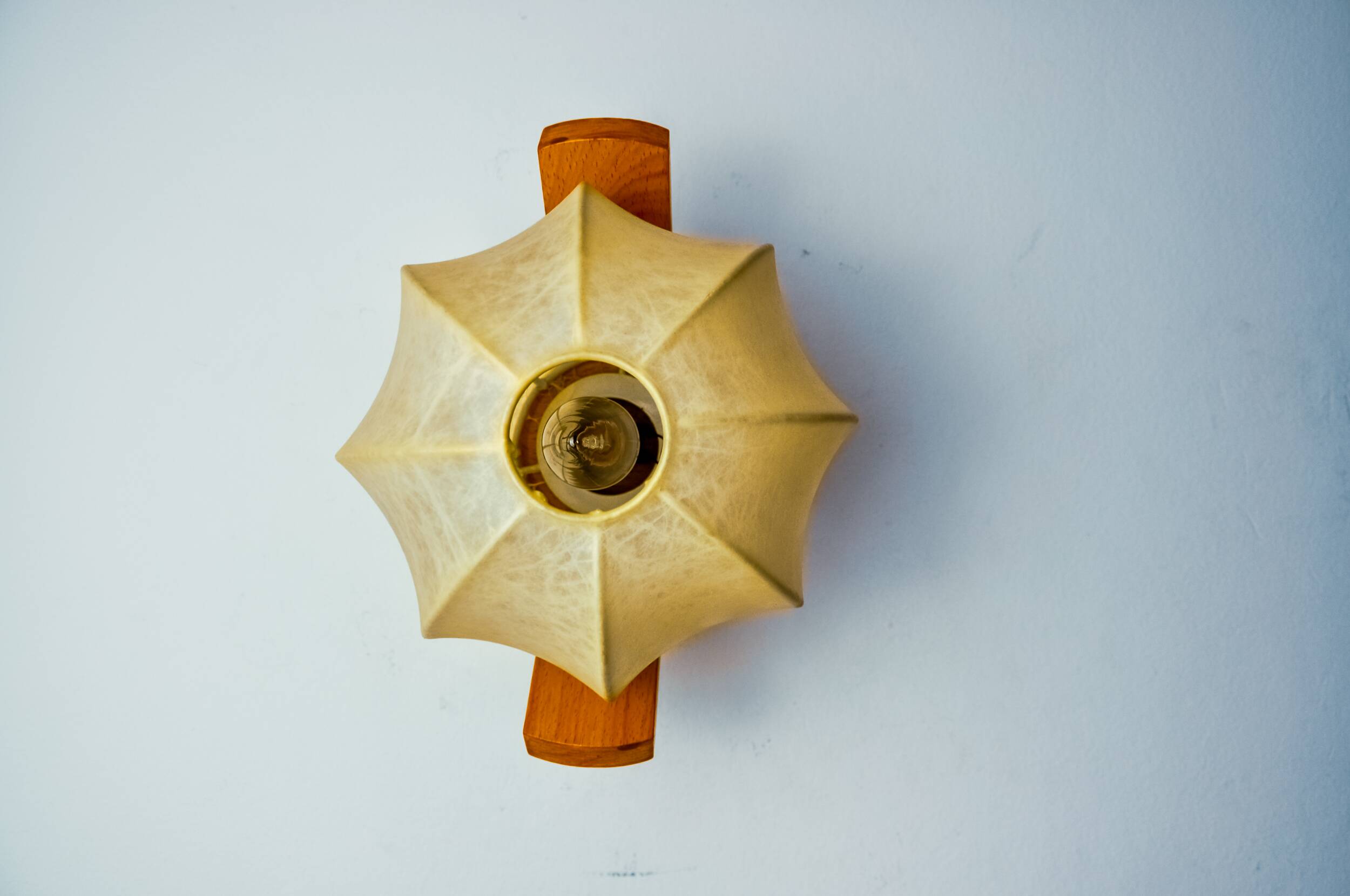 “COCOON” WALL LIGHT, RESIN AND PINE, ITALY, 1970